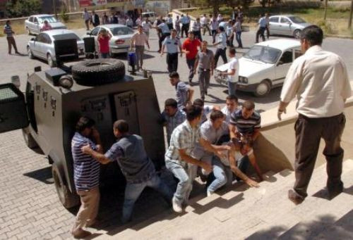 Töreden kaçan Demet'e linç girişimi - Resim: 4