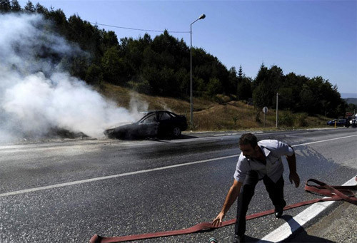 İtfaiye erini yerlerde sürükledi! - Resim: 1