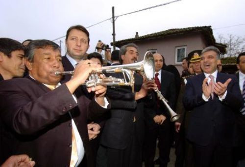 Gül'u bu şarkıyla karşıladılar - Resim: 1