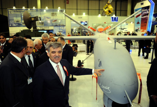 Cumhurbaşkanı Gül silah kuşandı! - Resim: 1