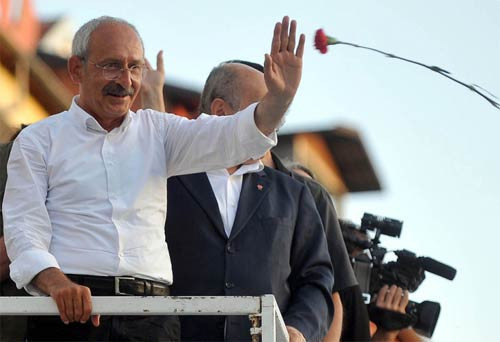 Gandi 'şerefsiz' diye bağırdı - Resim: 1