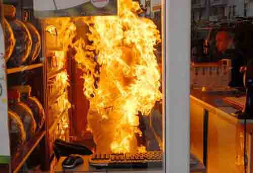 Esnaf kendini böyle ateşe verdi - Resim: 1