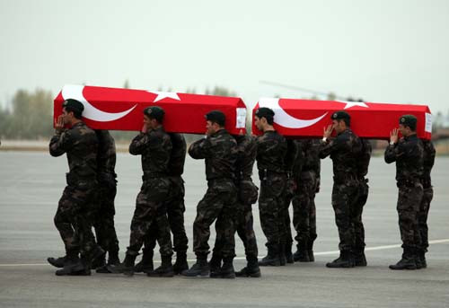 Türkiye şehitlerini uğurluyor - Resim: 2