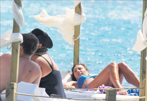 Asena sevgilisi ile sarmaş dolaş! - Resim: 2