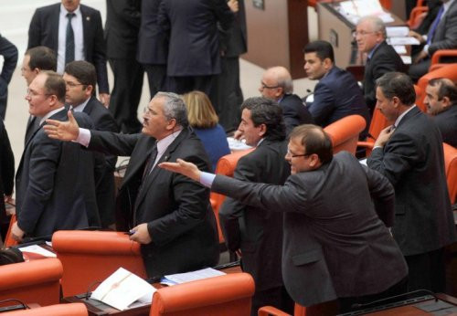 Meclis'te tansiyon düşmüyor! - Resim: 4