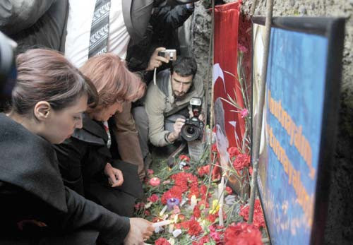 Uğur Mumcu mezarı başında anıldı - Resim: 4