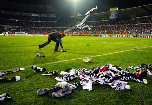 Maç bitti sahaya atkı yağdı! - Resim: 1