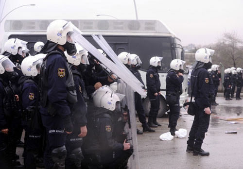 ODTÜ'nün önü savaş alanı gibi - Resim: 3