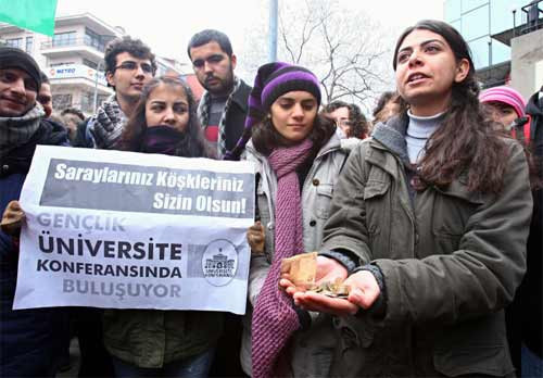 İçerde yemek dışarda eylem - Resim: 3