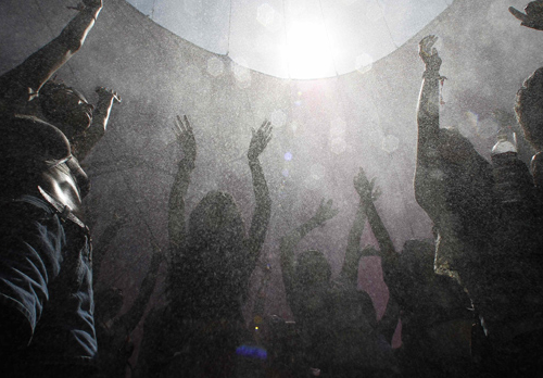 Öğrenciler partide fena dağıttı! - Resim: 3