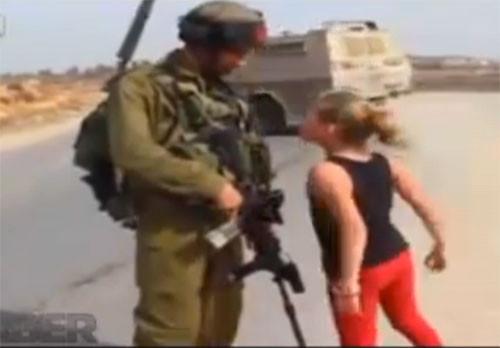 Filistinli kız İsrail askerini tekmeledi - Resim: 4