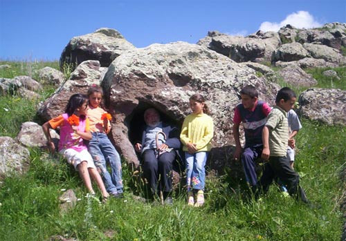 Delikli taşta kalp sesi dinliyorlar! - Resim: 1