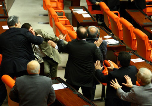 Meclis'te yumruklar konuştu - Resim: 2