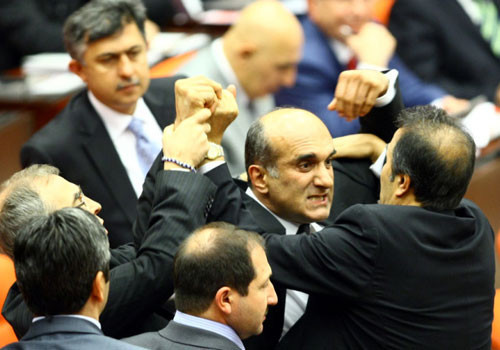 Meclis'te yumruklar konuştu - Resim: 3