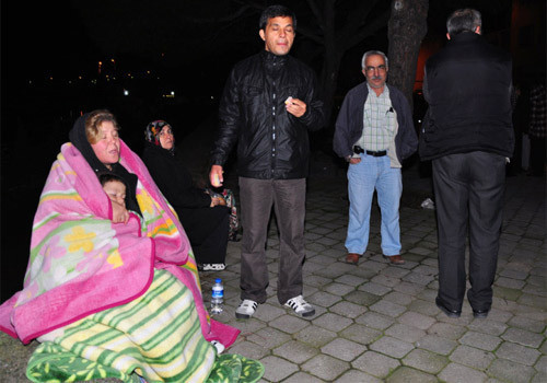 Deprem halkı sokağa döktü - Resim: 1