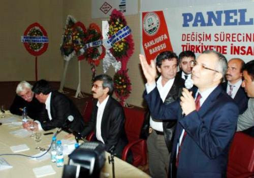 Zaman yazarına panelde protesto - Resim: 4