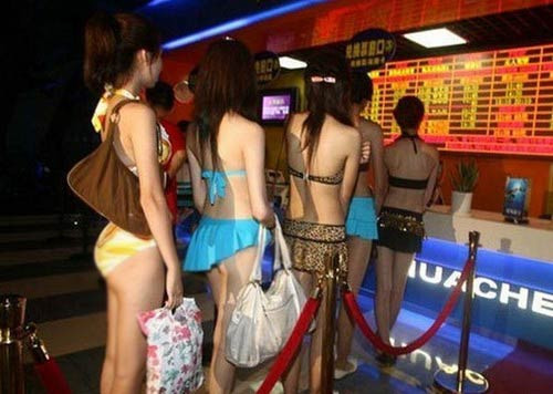 Bikinili kızlar bu kez sinemada - Resim: 1