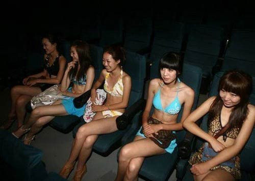 Bikinili kızlar bu kez sinemada - Resim: 2