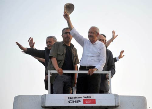 Gandi 'şerefsiz' diye bağırdı - Resim: 3