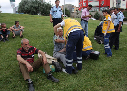 Yaralılar çimlere serildi - Resim: 2