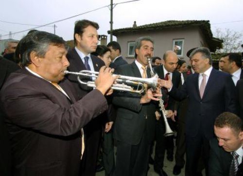 Gül'u bu şarkıyla karşıladılar - Resim: 2