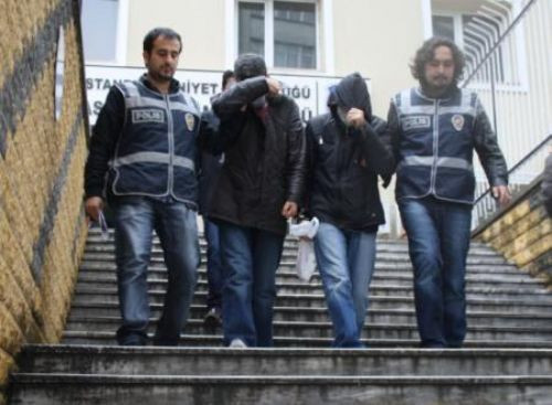 Göğüs dekoltesi ile kuyumcu soydular! - Resim: 2