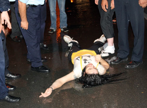 Vızır vızır trafikte otomobilden atladı - Resim: 2