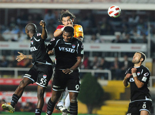 Manisa yenilgisi tribünleri çıldırttı! - Resim: 2