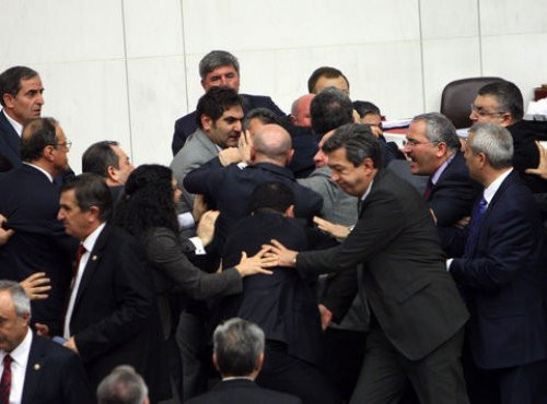 Meclis'te yumruk yumruğa kavga! - Resim: 3