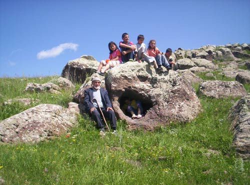 Delikli taşta kalp sesi dinliyorlar! - Resim: 2