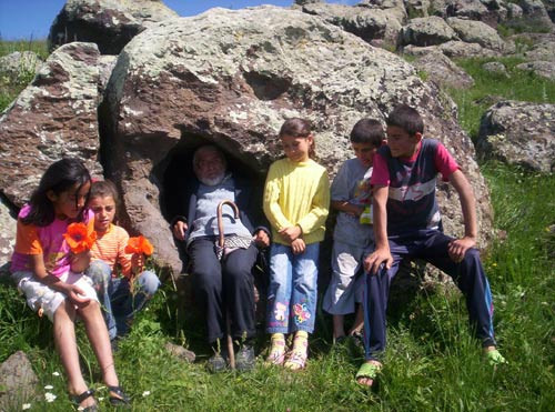 Delikli taşta kalp sesi dinliyorlar! - Resim: 4