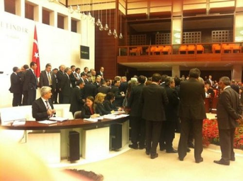 CHP Meclis kürsüsünü işgal etti - Resim: 2