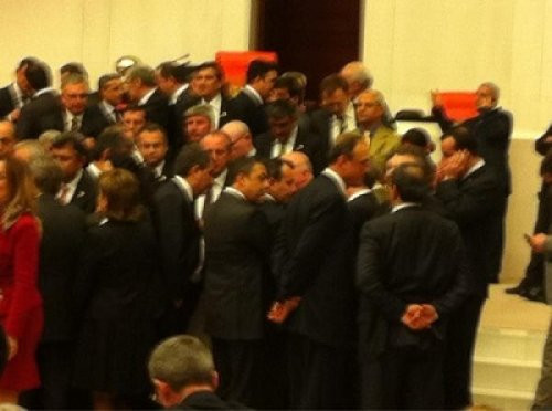 CHP Meclis kürsüsünü işgal etti - Resim: 3