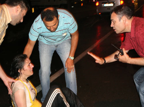 Vızır vızır trafikte otomobilden atladı - Resim: 4