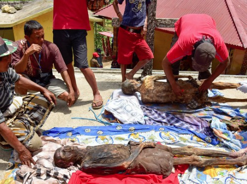 En korkunç kabile akrabalarını tek tek mezardan çıkarıp...  - Resim: 2