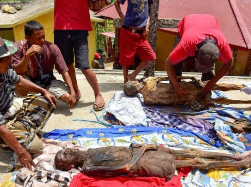 Fotoğraf çekilmek için ölüleri mezardan çıkarıyorlar! - Resim: 2