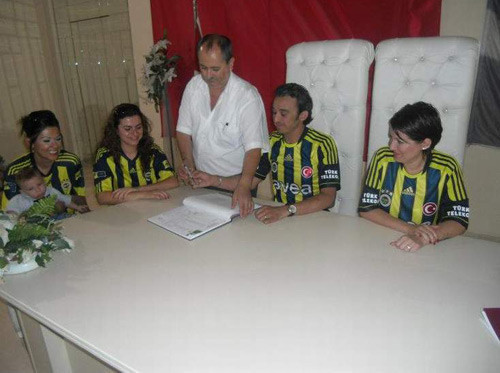 Gelinlik yerine Fenerbahçe forması giydi - Resim: 1