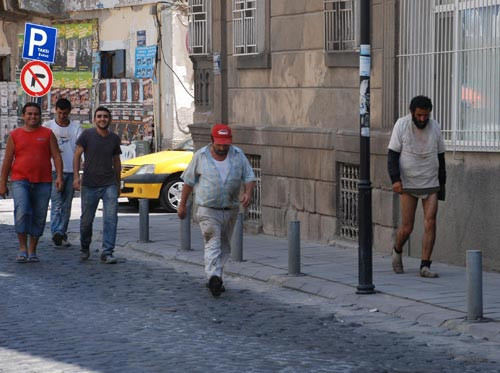 Sokaklarda çıplak geziyordu! - Resim: 1