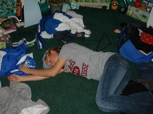 Sarhoş kızların bitmeyen Facebook rezilliği! - Resim: 1