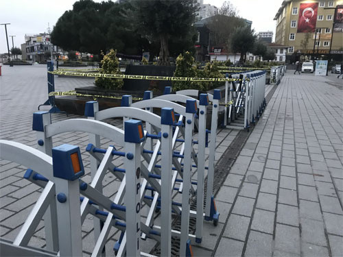 Esenyurt Meydanı’ndaki banklara yeniden oturma kısıtlaması! Şerit çekildi - Resim: 0