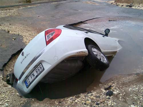 Asfalt otomobili böyle yuttu - Resim: 1