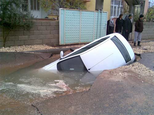 Asfalt otomobili böyle yuttu - Resim: 3