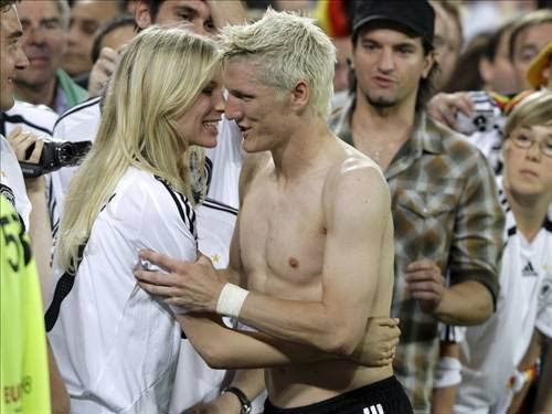 Futbolcular ve güzel eşleri - Resim: 3