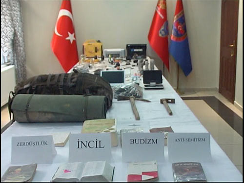 PKK mağarasından İncil çıktı - Resim: 1