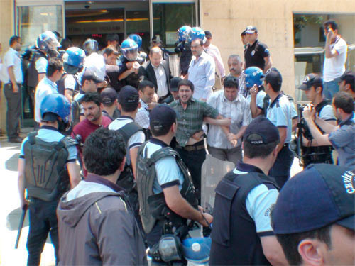 THY'nin bürosunu bastılar - Resim: 3