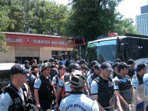 THY'nin bürosunu bastılar - Resim: 4