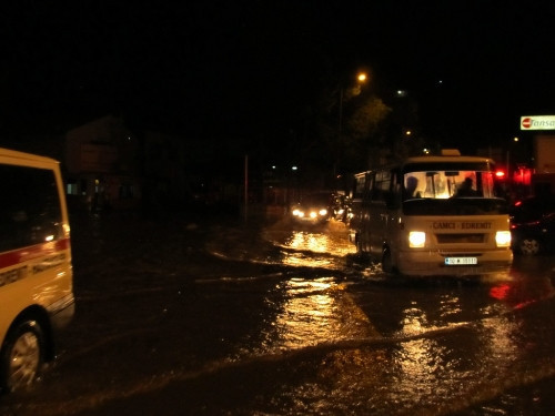 Edremit'te sağanak yağış felç etti - Resim: 1