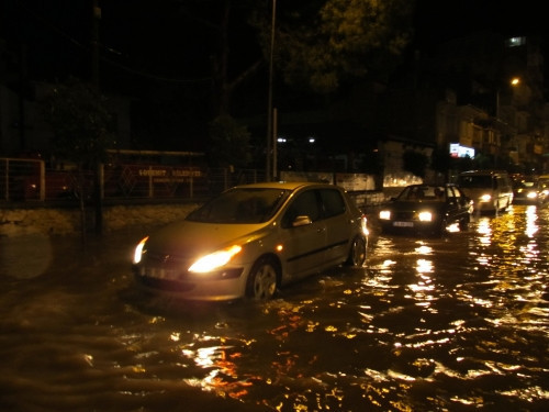 Edremit'te sağanak yağış felç etti - Resim: 2