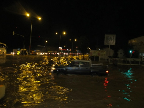 Edremit'te sağanak yağış felç etti - Resim: 3