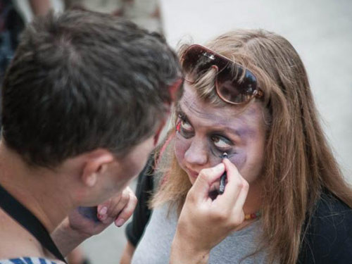 Zombi makyajlı sıradışı düğün - Resim: 2